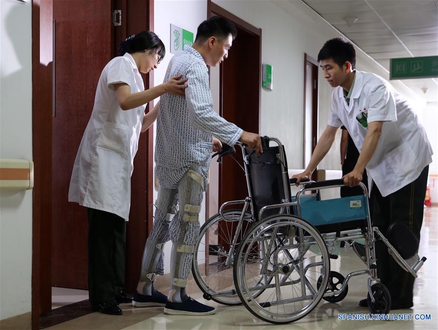 El primer paciente en ser implantado con andamios a base de colágeno realiza ejercicios de rehabilitación en el hospital afiliado de la Universidad de Logística de la Fuerza de la Policía Armada del Pueblo, en Tianjin, en el norte de China, el 16 de junio de 2016. Los científicos chinos han utilizado un biomaterial "andamios" para tratar lesiones de la médula espinal, anunció el jueves la Academia China de Ciencias (CAS, por sus siglas en inglés). Un equipo dirigido por Dai Jianwu, investigador del Instituto de Genética y Biología del Desarrollo de la CAS, propuso por primera vez la creación de un microambiente con biomaterial que ayudaría a la regeneración de neuronas, dijo el CAS. (Xinhua/Jin Liwang)