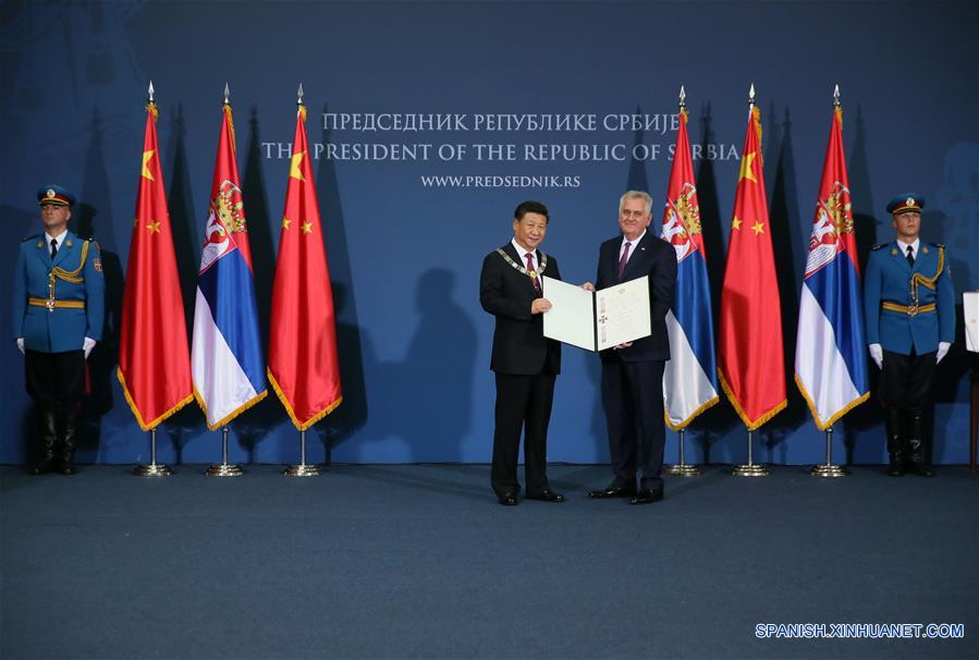 El presidente de Serbia, Tomislav Nikolic (2-d), condecora al presidente de China, Xi Jinping (2-i), con la Orden de la República de Serbia, para hacer extensivo el agradecimiento al presidente chino por sus contribuciones excepcionales para impulsar las relaciones bilaterales, después de sus conversaciones en Belgrado, Serbia, el 18 de junio de 2016. (Xinhua/Lan Hongguang)