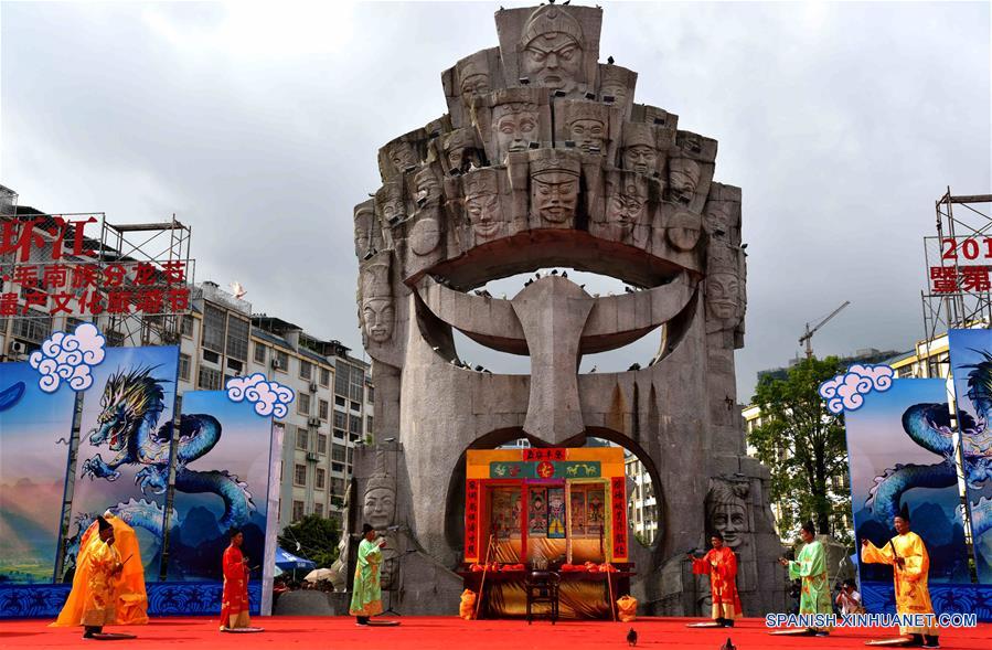 Una ceremonia de oración se lleva a cabo durante el festival fenlong, en el condado de Huanjiang, en la Región Autónoma Zhuang de Guangxi, en el sur de China, el 18 de junio de 2016. El evento contará con actividades de baile, festival de comida, concursos de bote dragón, y actividades de canto. Los aldeanos del grupo étnico Maonan, festejan su festival anual para orar por la cosecha. (Xinhua/Gao Dongfeng)