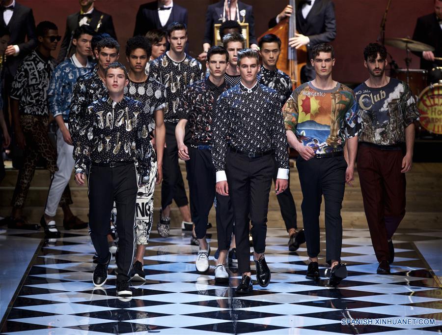 Modelos presentan creaciones de la colección Primavera-Verano 2016-2017 de Dolce & Gabbana para hombres, durante la Semana de la Moda de Milán, en Milán, Italia, el 18 de junio de 2016. La colección Primavera-Verano 2016-2017 de Dolce & Gabbana, para hombres esta inspirada por la música y los recuerdos que la música trae a la mente de las personas. (Xinhua/Jin Yu)