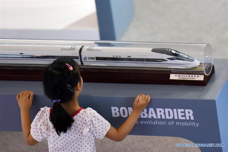 Una ni?a observa el modelo de un tren de alta velocidad, durante la exhibición "Ferrocarriles Modernos 2016", en Beijing, capital de China, el 20 de junio de 2016. La exhibición de tres días comenzó el lunes en Beijing. (Xinhua/Chen Yehua)