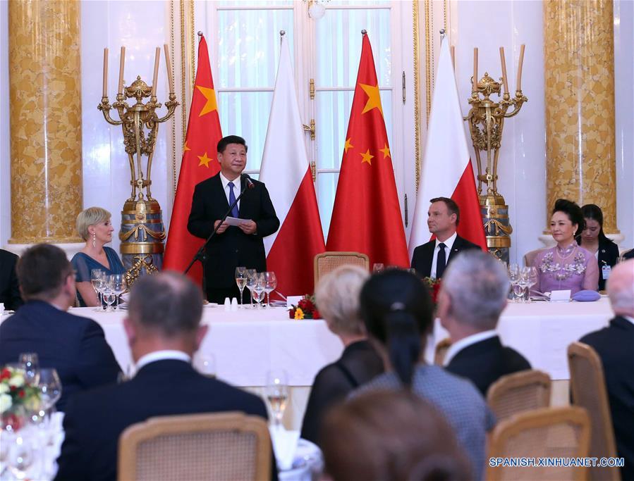 Xi destaca amistad China-Polonia en banquete de bienvenida