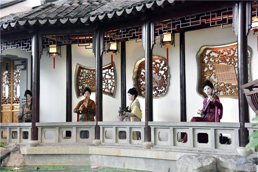 Varias actrices en traje clásico tocan instrumentos durante el espectáculo de arte digital Night Revels of Han Xizai del Aeropuerto Internacional de Beijing, el 21 de junio de 2016. 