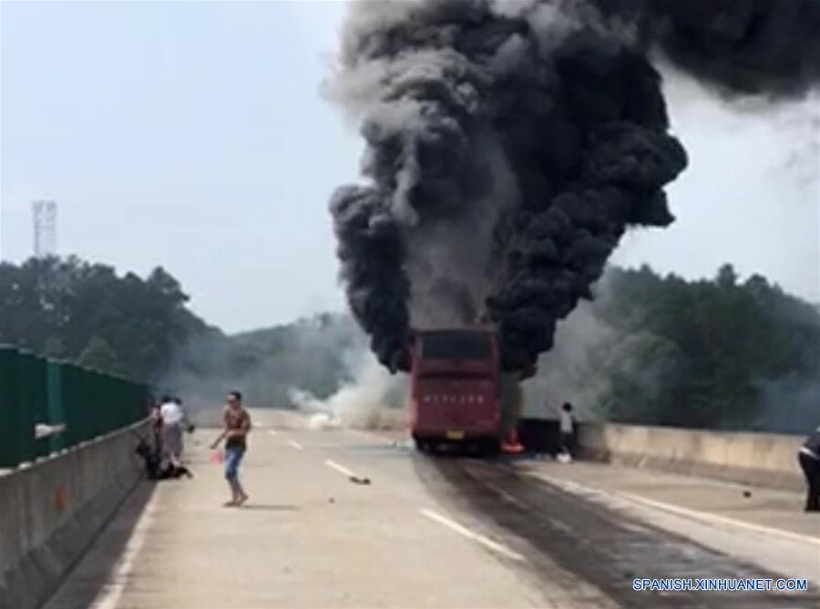 Imagen cedida por un testigo el 26 de junio de 21016, del sitio de un accidente donde ocurrió el incendio de un autobús, en el condado de Yizhang, en la provincia central de Hunan, en China. Al menos 30 personas murieron después de que un autobús turístico se incendiase el domingo por la ma?ana en la provincia central china de Hunan, confirmaron las autoridades locales. Un total de 21 personas han sido trasladadas a hospitales y los equipos de rescate continúan buscando en la estructura carbonizada del vehículo. (Xinhua/Str)