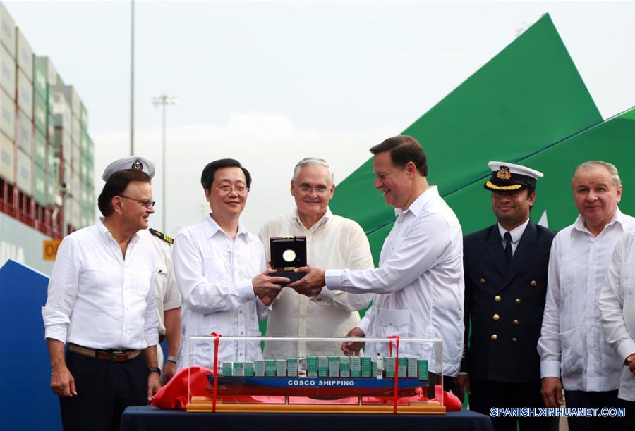 Imagen cedida por la naviera China Cosco Shipping Corporation Limited de Xu Lirong (2-i), presidente de China Cosco Shipping, recibiendo un reconocimiento de manos del presidente de Panamá, Juan Carlos Varela (3-d), durante el tránsito inaugural del buque "Cosco Shipping Panamá" por el Canal de Panamá ampliado, en la ciudad de Colón, capital de la provincia de Colón, Panamá, el 26 junio 2016. El presidente de Panamá, Juan Carlos Varela, el administrador del Canal de Panamá, Jorge Luis Quijano y el ministro para Asuntos del Canal, Roberto Roy, compartieron el domingo su sentimiento de orgullo al iniciar la ma?ana del domingo los actos de inauguración del Canal de Panamá ampliado. (Xinhua/China Cosco Shipping Corporation Limited)