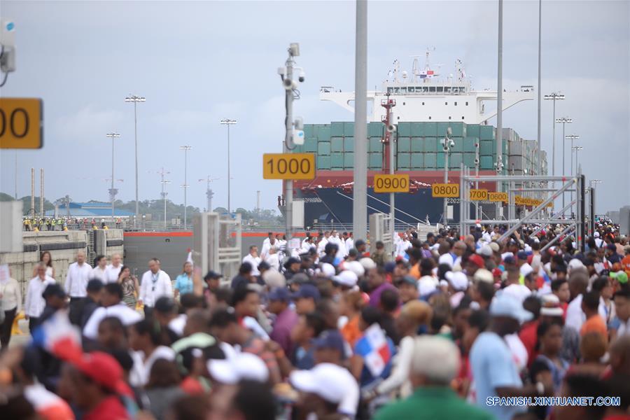 Residentes participan durante el tránsito inaugural del buque "Cosco Shipping Panamá" por el Canal de Panamá ampliado, en la ciudad de Colón, capital de la provincia de Colón, Panamá, el 26 junio 2016. El presidente de Panamá, Juan Carlos Varela; el administrador del Canal de Panamá, Jorge Luis Quijano; y el ministro para Asuntos del Canal, Roberto Roy, compartieron su sentimiento de orgullo al iniciar la ma?ana del domingo los actos de inauguración del Canal de Panamá ampliado.  (Xinhua/Mauricio Valenzuela)