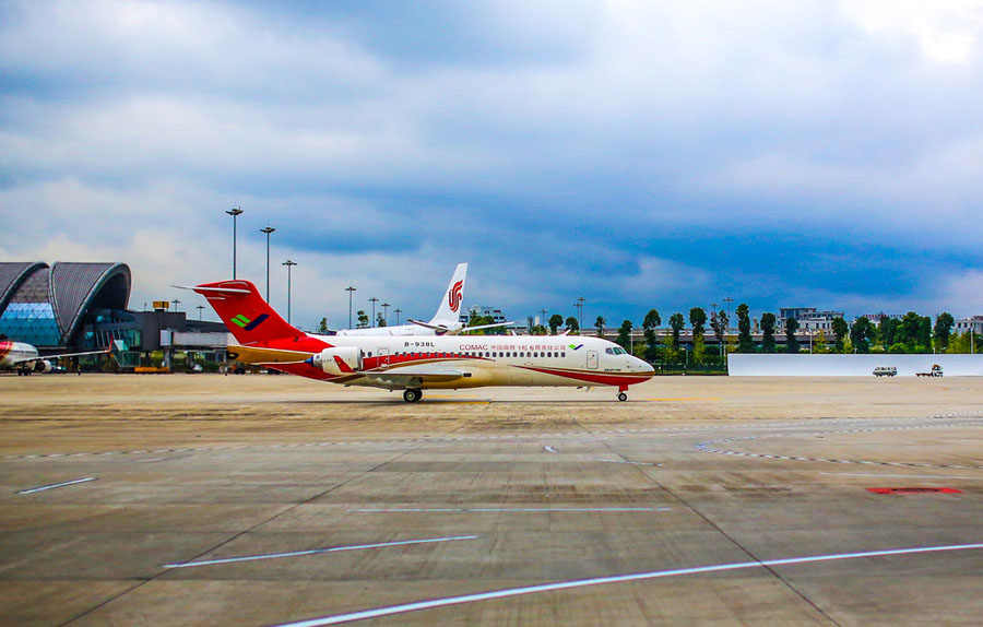 Primer avión regional de China comienza operación comercial