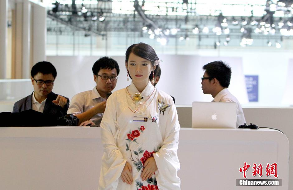 La hermosa mujer robot muestra síntomas de cansancio en el Foro de Davos de Verano