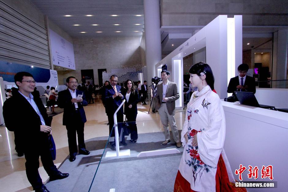 La hermosa mujer robot muestra síntomas de cansancio en el Foro de Davos de Verano