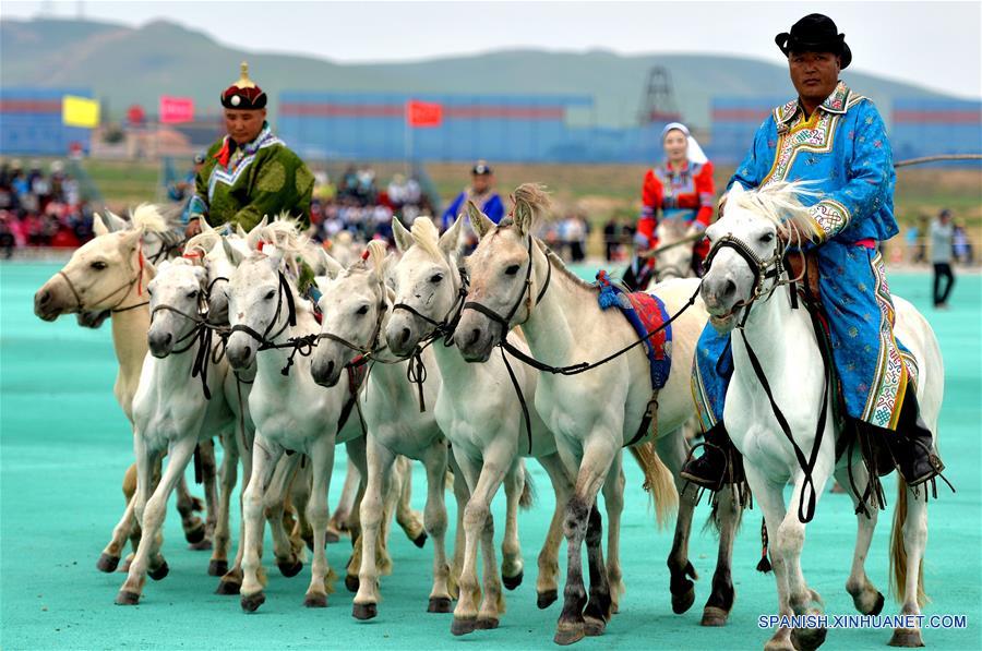 BANDERA DE UJIMQIN OCCIDENTAL, junio 28, 2016 (Xinhua) -- Un pastor participa en un festival local tradicional con sus caballos, en la Bandera de Ujimqin Occidental, en la fegión autónoma de Mongolia Interior, en el norte de China, el 28 de junio de 2016. Los pastores locales se reunieron para celebrar el festival. Actividades incluyendo la lucha, la arquería y el ajedrez mongol se llevarán a cabo. (Xinhua/Ren Junchuan)