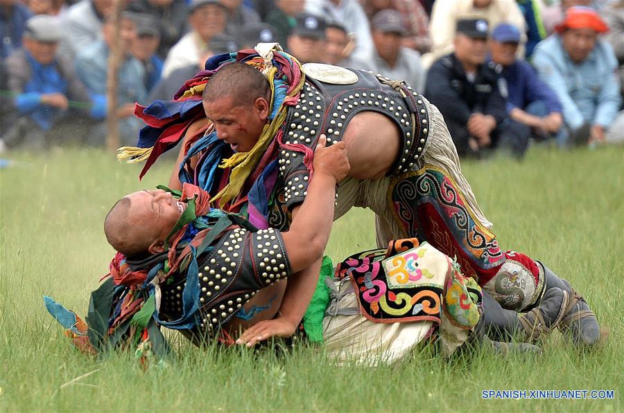 BANDERA DE UJIMQIN OCCIDENTAL, junio 28, 2016 (Xinhua) -- Dos luchadores participan en una competencia durante un festival local tradicional, en la Bandera de Ujimqin Occidental, en la región autónoma de Mongolia Interior, en el norte de China, el 28 de junio de 2016. Los pastores locales se reunieron para celebrar el festival. Actividades incluyendo la lucha, la arquería y el ajedrez mongol se llevarán a cabo. (Xinhua/Ren Junchuan)