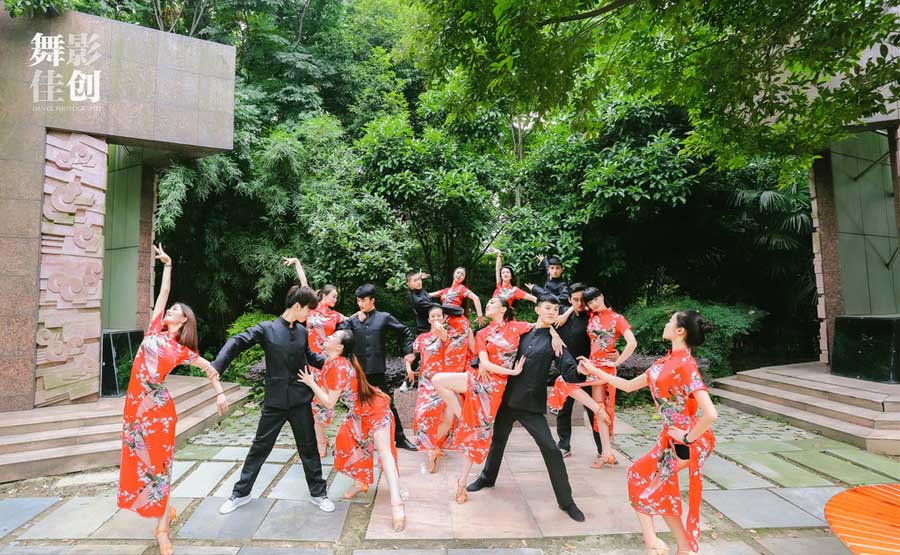 Varones graduados en baile de salón de estilo internacional en la Universidad Normal de Sichuan posan tras su graduación con cheongsam de mujer, en la provincia de Sichuan, el 28 de junio de 2016. 