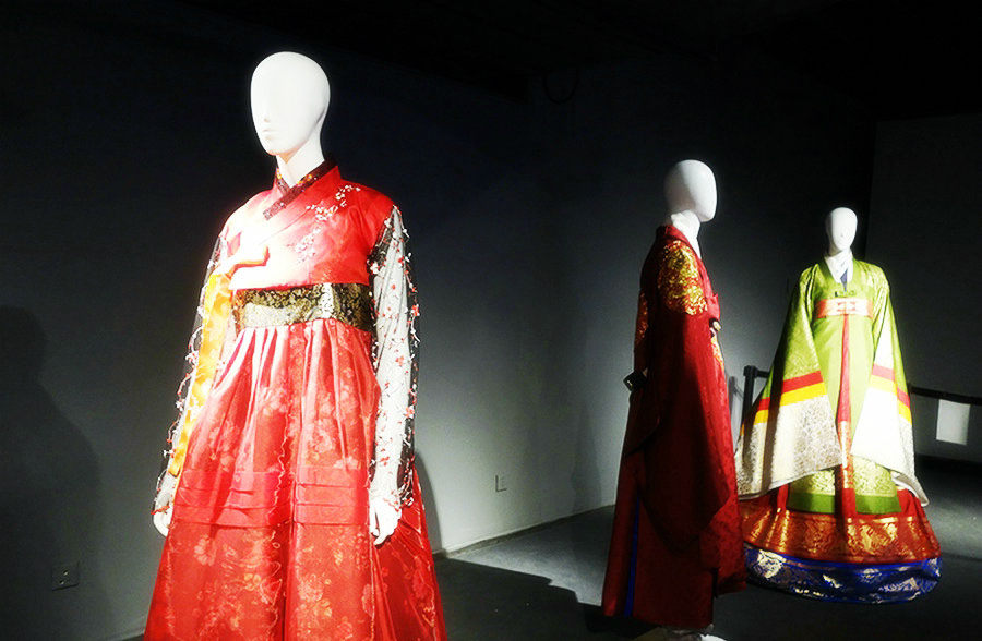 Exposición de ropa tradicional de China, Japón y Corea del Sur en el Centro de Arte 1 + 1 de Beijing, el 27 de junio de 2016. [Foto / cri.cn]