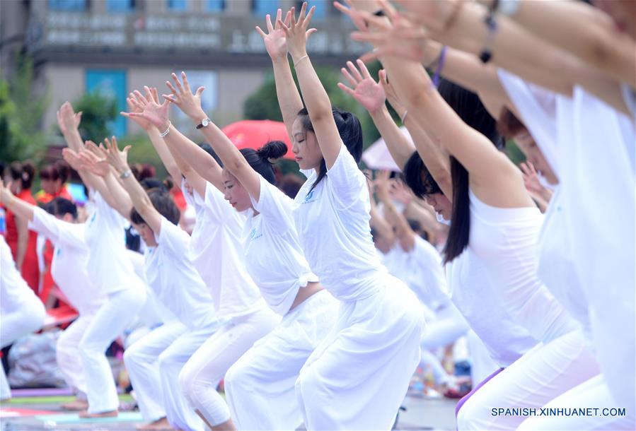 Aficionados al yoga en Hunan