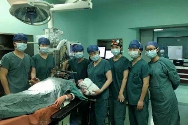 El equipo médico ayuda con éxito a una paciente de 61 a?os a dar a luz en Hangzhou. [Foto de la web]