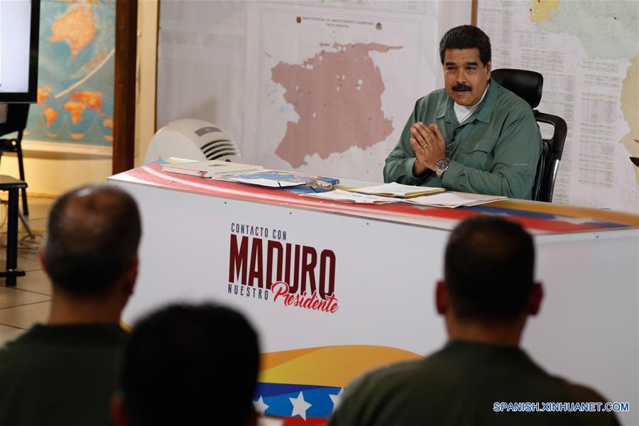 CARACAS, julio 12, 2016 (Xinhua) -- Imagen cedida por la Presidencia de Venezuela del presidente venezolano, Nicolás Maduro, participando durante la edición 60 de su programa "En Contacto con Maduro", en el Comando Estratégico Operacional de la Fuerza Armada Nacional Bolivariana (FANB), en Caracas, Venezuela, el 12 de julio de 2016. Nicolás Maduro, designó el martes a nuevas autoridades militares en cinco puertos estratégicos de esta nación sudamericana, con el fin de contrarrestar la corrupción vinculada al desvío de productos de primera necesidad. (Xinhua/Presidencia de Venezuela)