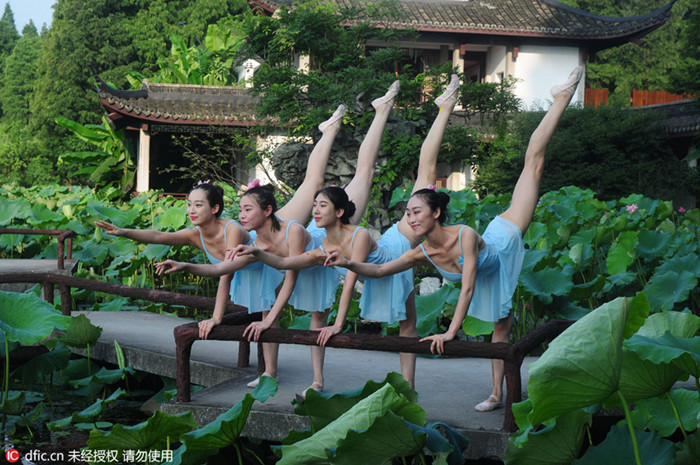 Bailarinas actúan en el Lago Oeste de Hangzhou