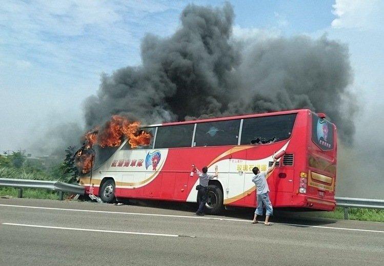 Mueren 26 personas en incendio de autocar turístico en Taiwan