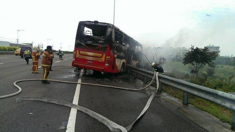 Mueren 26 personas en incendio de autocar turístico en Taiwan