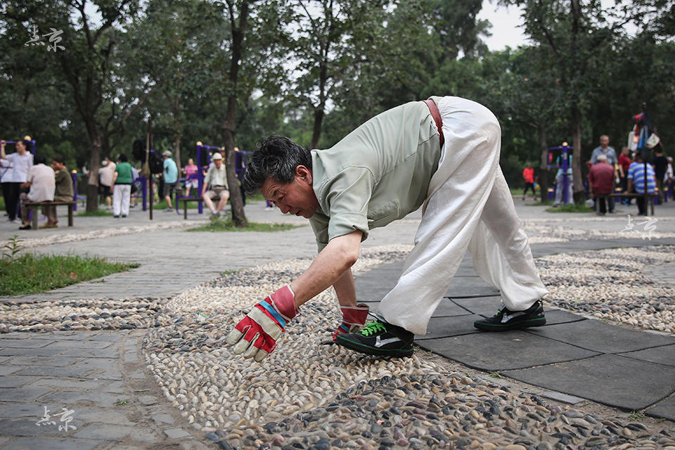 Los abuelitos del “kung fu” muestran sus habilidades en el parque