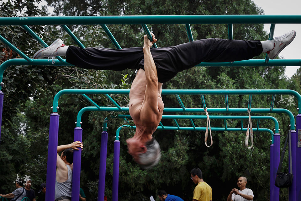 Los abuelitos del “kung fu” muestran sus habilidades en el parque