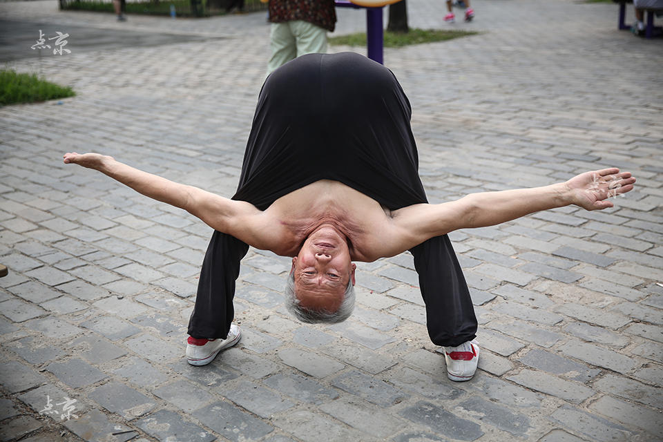 Los abuelitos del “kung fu” muestran sus habilidades en el parque