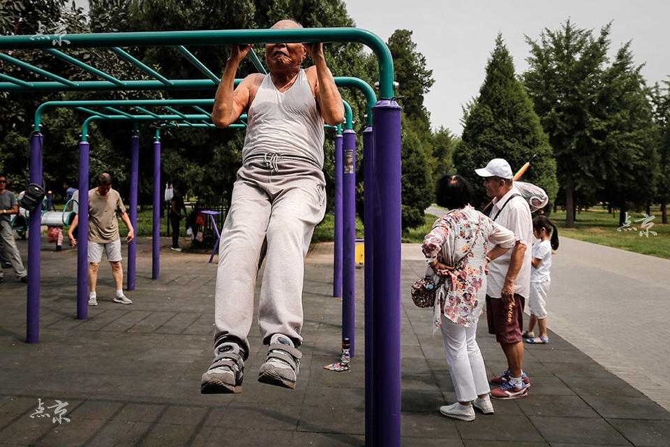 Un anciano realiza acrobacias en el parque del Templo del Cielo en Beijing.