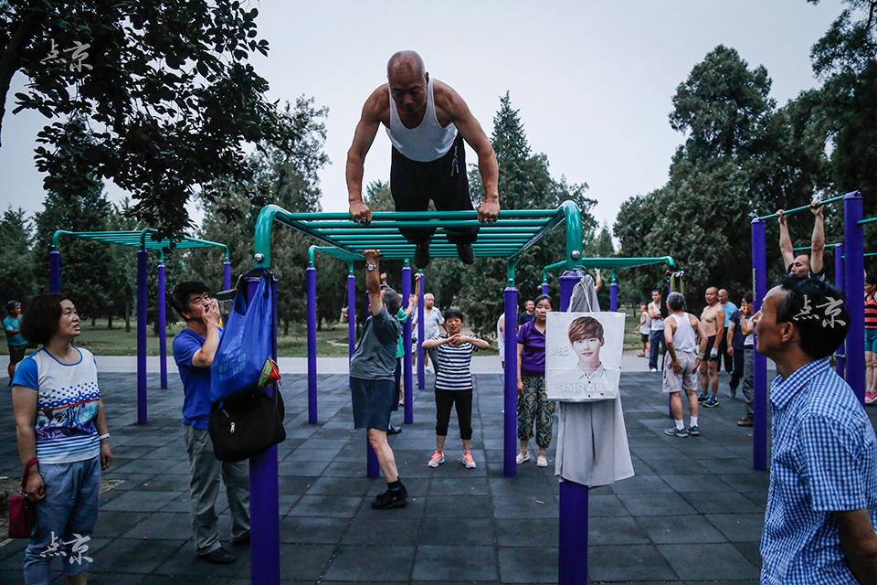 Un anciano realiza acrobacias en el parque del Templo del Cielo en Beijing.