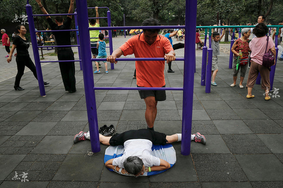 Un anciano realiza acrobacias en el parque del Templo del Cielo en Beijing.