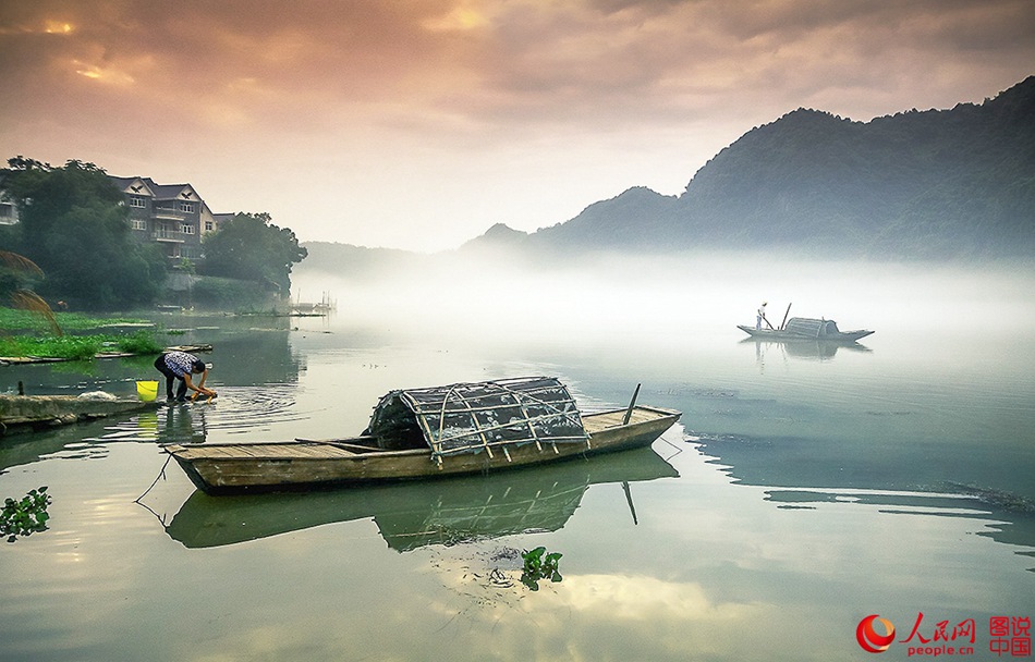 Río Xin'an en la niebla del amanecer