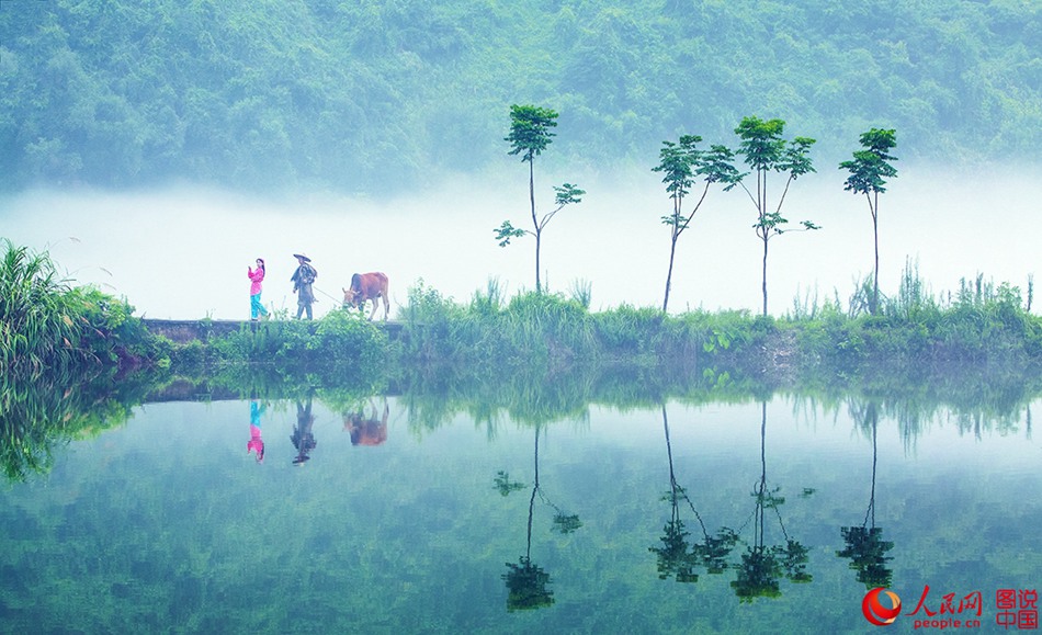 Río Xin'an en la niebla del amanecer