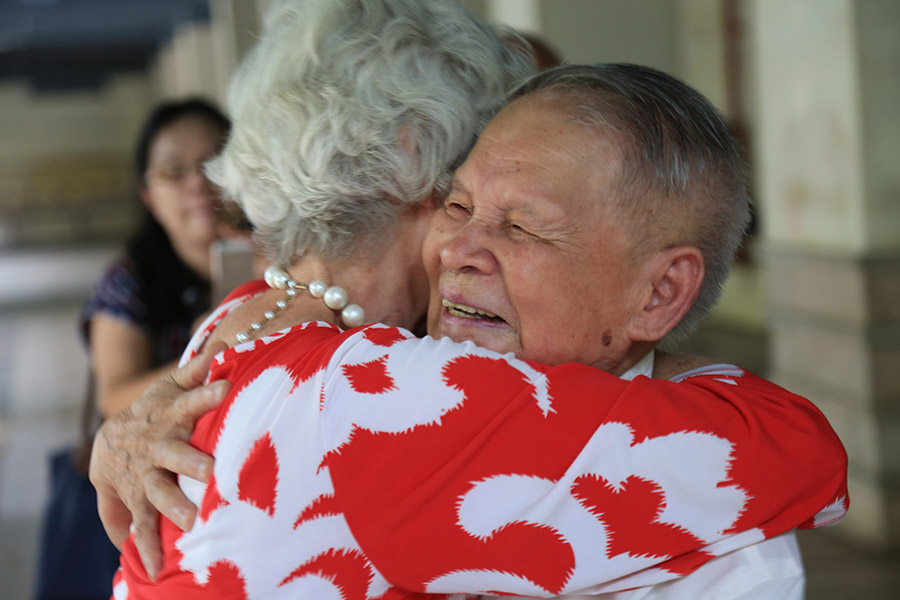 Previte y Wang se abrazan durante el reencuentro de las familias después de 71 a?os, en Guiyang, China, el 27 de julio de 2016. [Fotografía de Jun/chinadaily.com.cn Yang]