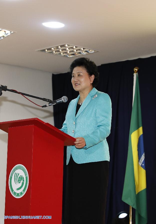 SAO PAULO, agosto 4, 2016 (Xinhua) -- La viceprimera ministra de China, Liu Yandong, pronuncia un discurso durante su visita en el Instituto Confucio en la Universidad Estatal Paulista, en Sao Paulo, Brasil, el 3 de agosto de 2016. (Xinhua/Han Yan)