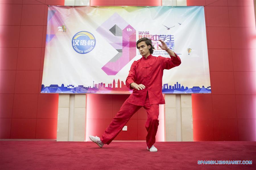 Bautista González Cigoj, estudiante de la Escuela Escocesa San Andrés, participa en la 9 Competencia de Habilidades Chinas "Puente Chino" para estudiantes extranjeros de escuelas secundarias, en la sede de la embajada de China en Argentina, en la ciudad de Buenos Aires, capital de Argentina, el 26 de agosto de 2016. (Xinhua/Martín Zabala)