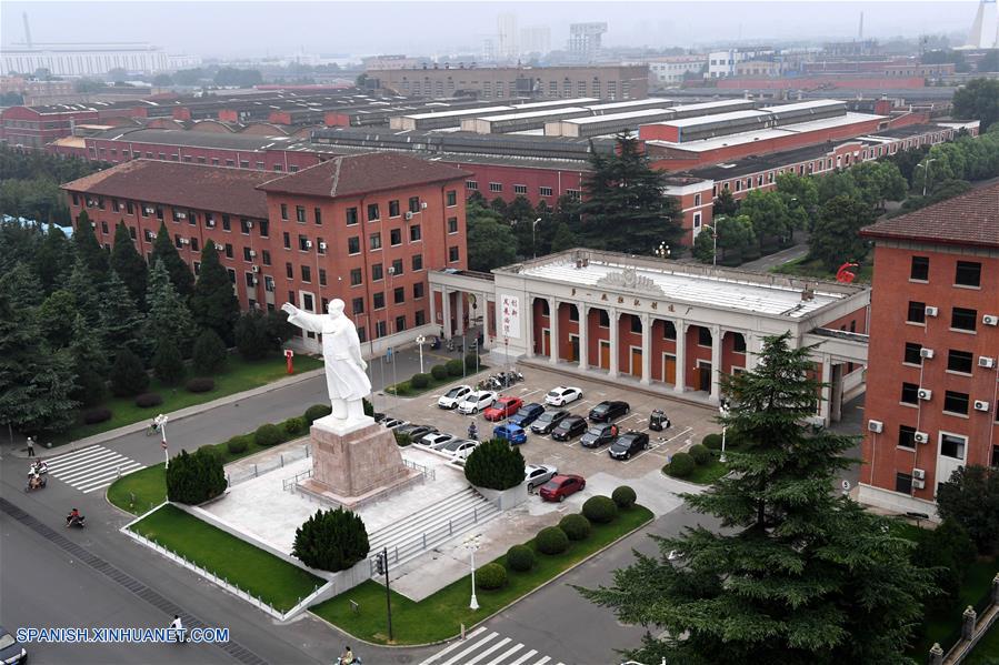  Imagen del 16 de agosto de 2016 de una vista de la Primer Fabrica de Tractor, en Luoyang, provincia de Henan, en el centro de China.