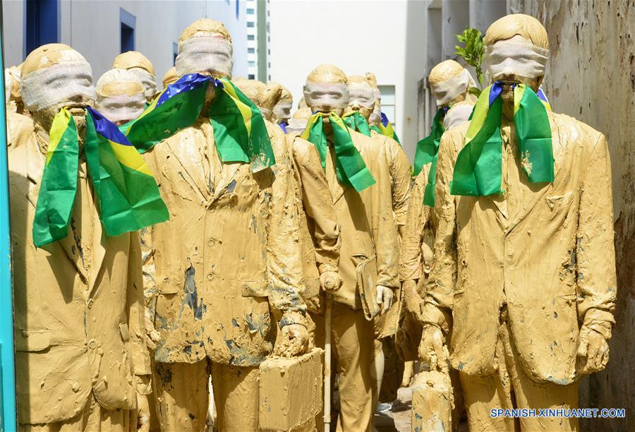 Actores cubiertos de lodo participan durante una manifestación silenciosa en favor de la democracia en la ciudad de Sao José dos Campos, estado de Sao Paulo, Brasil, el 3 de septiembre de 2016. De acuerdo con información de la prensa local, un grupo de actores de teatro procedentes del 31 Festival de Teatro protagonizaron la manifestación.