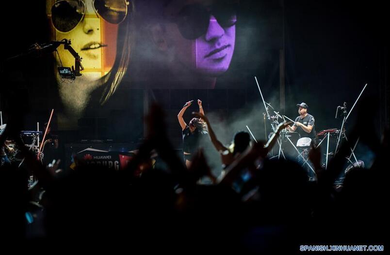 La banda sudafricana "Goodluck", actúa durante el festival musical "Huawei Joburg Day", en Johannesburgo, Sudáfrica, el 3 de septiembre de 2016. El festival musical anual "Joburg Day", patrocinado en 2016 por la empresa china Huawei, comenzó el sábado con la participación de 11 grupos artísticos locales y bandas al que acudieron aproximadamente 22,000 visitantes. (Xinhua/Zhai Jianlan)