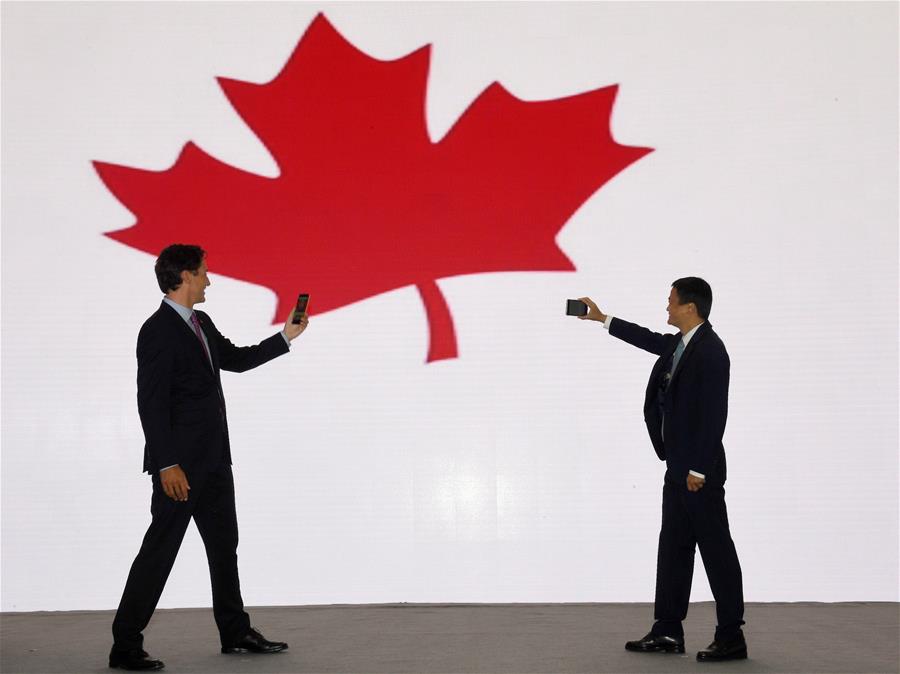 El primer ministro de Canadá, Justin Trudeau (i) y el presidente de la empresa Alibaba, Jack Ma (d), lanzan una tienda oficial de Tmall para especialidades canadienses en las oficinas de Alibaba, en Hangzhou, capital de la provincia de Zhejiang, en el este de China, el 3 de septiembre de 2016. El primer ministro canadiense, Justin Trudeau, se encuentra en Hangzhou para asistir a la onceava Cumbre del Grupo de los 20 (G20) que se lleva a cabo el 4 y 5 de septiembre. (Xinhua/Jin Liangkuai)