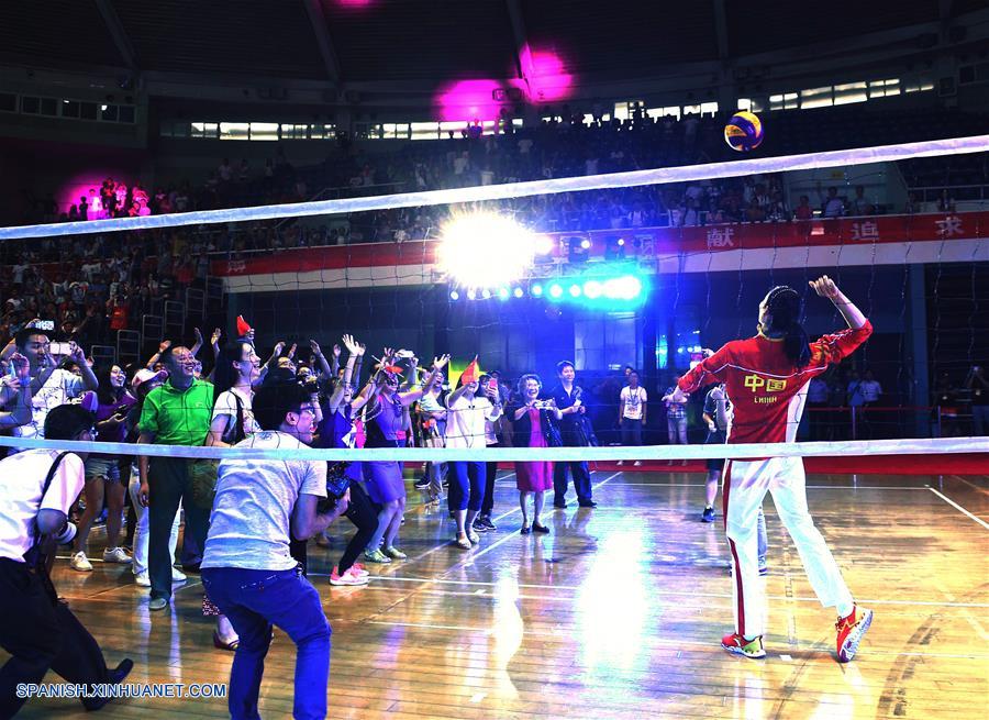 Selección de voleibol femenino china en Universidad de Tsinghua y Universidad de Beijing