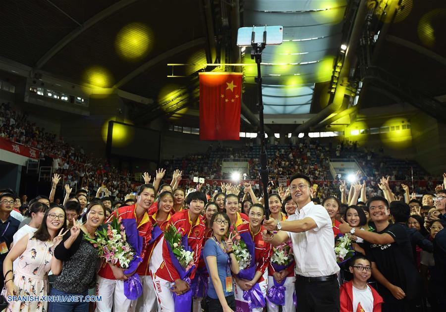 Selección de voleibol femenino china en Universidad de Tsinghua y Universidad de Beijing