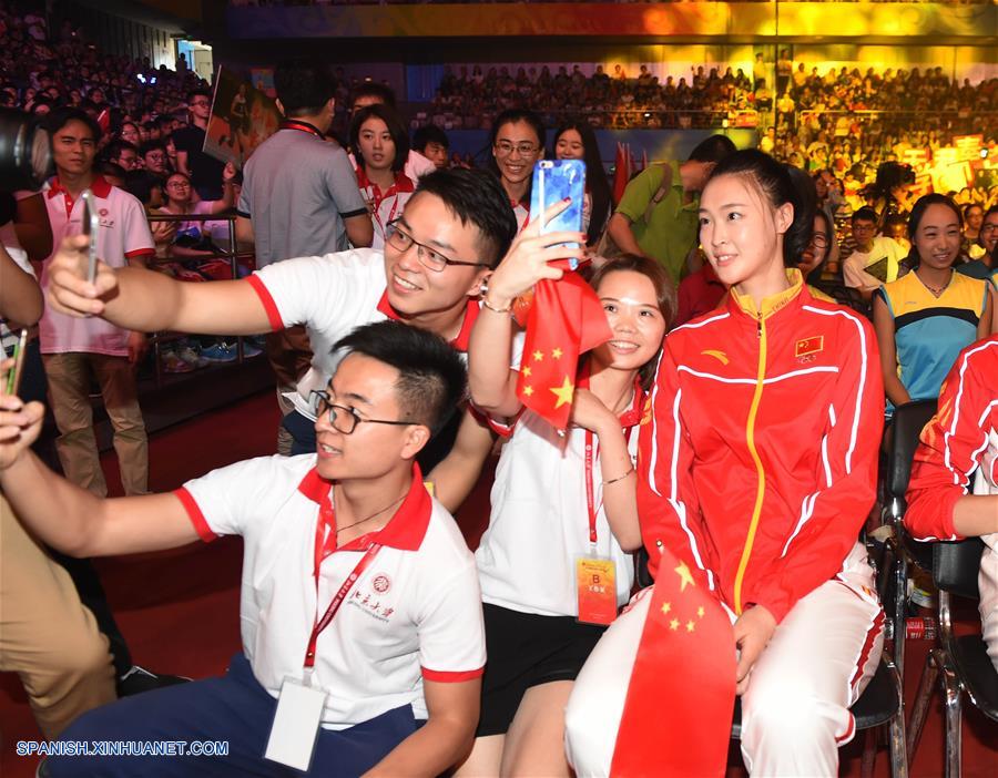 Selección de voleibol femenino china en Universidad de Tsinghua y Universidad de Beijing