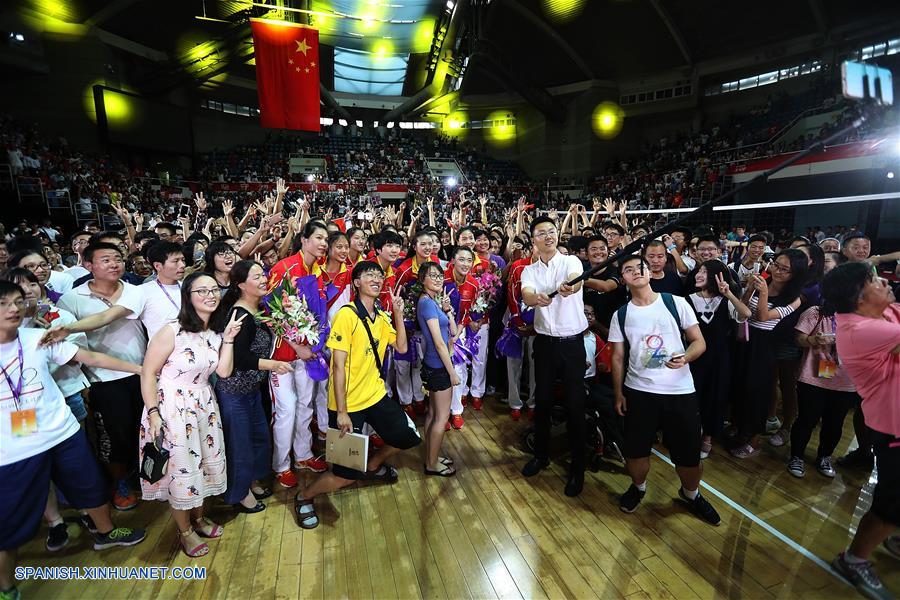 Selección de voleibol femenino china en Universidad de Tsinghua y Universidad de Beijing