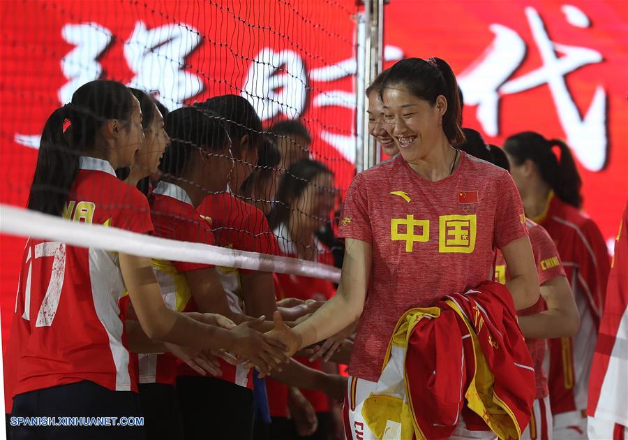 Selección de voleibol femenino china en Universidad de Tsinghua y Universidad de Beijing