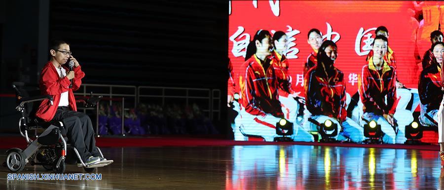 Selección de voleibol femenino china en Universidad de Tsinghua y Universidad de Beijing