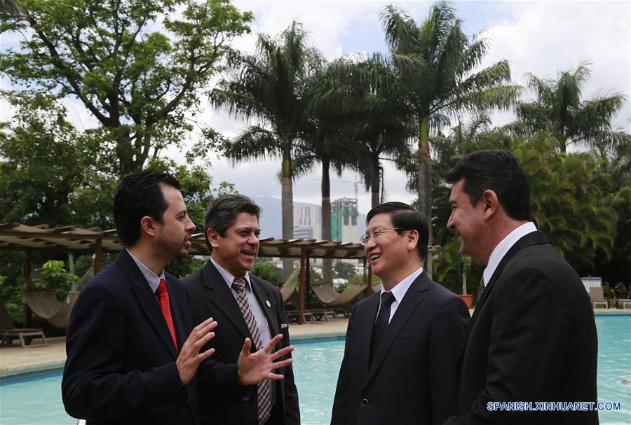 Delegados de Costa Rica, conversan con un miembros de la delegación de la provincia de Hebei, de China durante la presentación de la X Cumbre Empresarial China-América Latina, que se celebrará en la ciudad china de Tangshan entre el 14 y 15 de octubre, en San José, capital de Costa Rica, el 9 de septiembre de 2016. Este será el décimo encuentro de empresarios de las dos regiones que organiza el Consejo Chino para la Promoción del Comercio Internacional (CCPIT), el cual se realiza de forma alternada: uno en China y otro en algún país latinoamericano. El embajador de China en Costa Rica, Song Yanbin, destacó la gran importancia de la cumbre y activa participación para los empresarios de ambas regiones, al tiempo que recordó que la séptima cumbre (2013) fue albergada por Costa Rica. (Xinhua/Kent Gilbert)