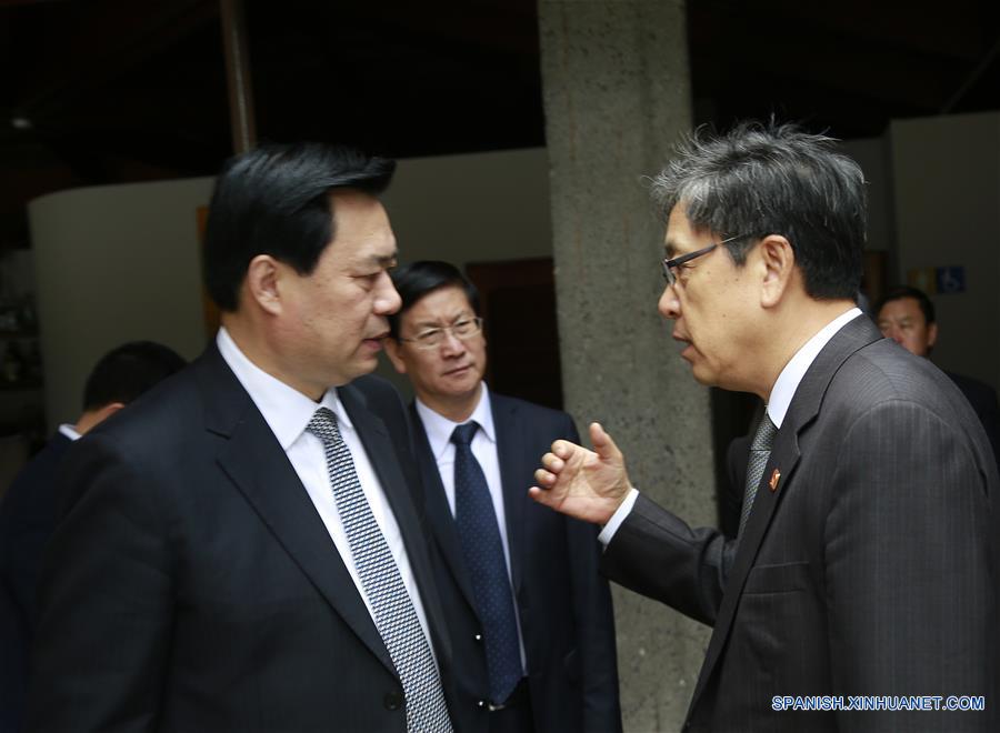 El embajador de China en Costa Rica, Song Yanbin (d), conversa con el vicegobernador de la provincia de Hebei, Wang Xiaodong (i), durante la presentación de la X Cumbre Empresarial China-América Latina, que se celebrará en la ciudad china de Tangshan entre el 14 y 15 de octubre, en San José, capital de Costa Rica, el 9 de septiembre de 2016. Este será el décimo encuentro de empresarios de las dos regiones que organiza el Consejo Chino para la Promoción del Comercio Internacional (CCPIT), el cual se realiza de forma alternada: uno en China y otro en algún país latinoamericano. El embajador de China en Costa Rica, Song Yanbin, destacó la gran importancia de la cumbre y activa participación para los empresarios de ambas regiones, al tiempo que recordó que la séptima cumbre (2013) fue albergada por Costa Rica. (Xinhua/Kent Gilbert)