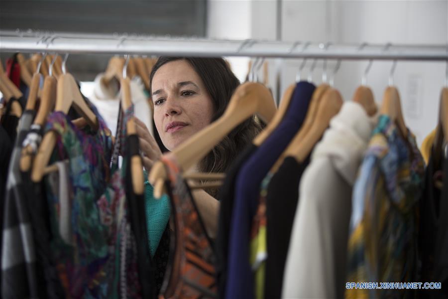 Imagen del 9 de septiembre de 2016 de la periodista argentina Soledad Vallejos observando un perchero con la ropa en desuso que sirvió para elaborar la exposición "Salí del Placard", que es parte del proyecto Deseo Consumido, en el espacio Hiedra, en el barrio Chacarita, en Buenos Aires, capital de Argentina. Las periodistas Soledad Vallejos y Evangelina Himitian, junto con la artista plástica Fernanda Díaz explicaron que el proyecto Deseo Consumido se propone cuestionar y cuestionarse el consumismo, a partir de que las dos amigas periodistas decidieron pasar un a?o sin comprar nada más allá de lo necesario para alimentarse y asearse. Las periodistas pidieron a la artista plástica que les ayudara a organizar artísticamente esta experiencia y de ello nació la exposición "Salí del Placard", donde se exhiben objetos en desuso, especialmente aquellos que se guardan en un armario como la ropa, junto con la investigación, la escritura y los pensamientos surgidos durante la realización de todo el proyecto. La intervención nace a partir de la idea de que sus experiencias se transmitan con otro lenguaje, para promover la conciencia sobre del impacto social y ambiental del consumo. Durante la exhibición, que se llevará a cabo hasta el 15 de septiembre, se invita a los visitantes a dejar sus propios objetos en desuso.(Xinhua/Martín Zabala)