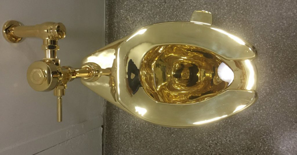 Museo de Nueva York invita a usar retrete de oro