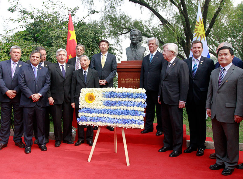 Uruguay condecora al escultor chino Yuan Xikun 2