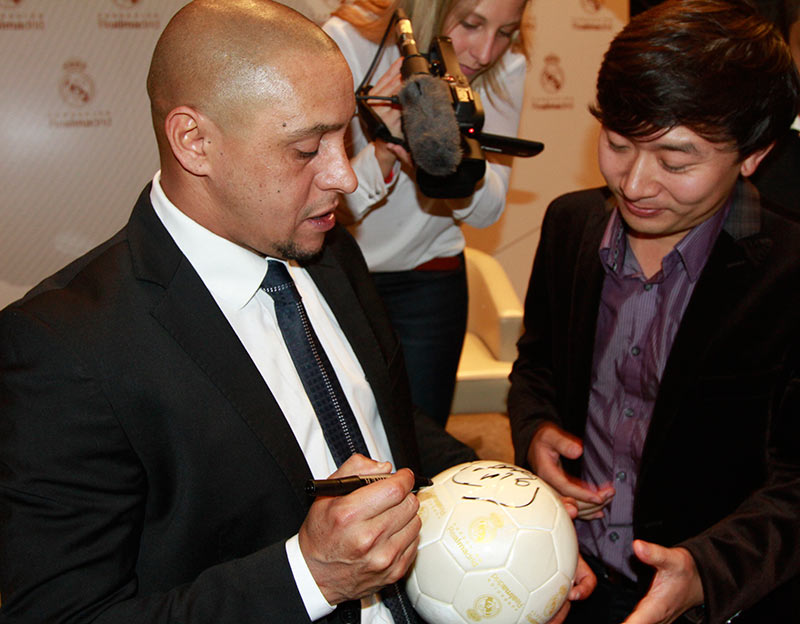 El futbolista Roberto Carlos, embajador del Real Madrid para Asia-Pacífico, compartió en Beijing con sus admiradores. (Foto: YAC) 